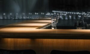 Hospitality, Hafenbar mit Deckenaufbaustrahler MAMAN R ON aus der Familie MAMAN von CHORS®