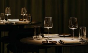 Hospitality, Restauranttisch mit Deckenaufbaustrahler MFLASK IN der Familie MFLASK von CHORS®