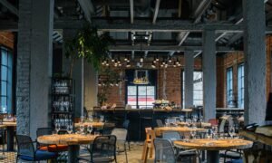 Hospitality, Sonderleuchte über der Bar nach Entwurf von CHORS®