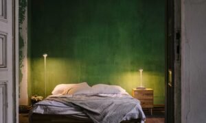 Hospitality, Vintage-Hotelzimmer mit Tisch- und Stehleuchten der Familie OTEL von CHORS®