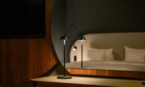 Hospitality, Hotelzimmer mit Tischleuchte OTEL T der Familie OTEL von CHORS®