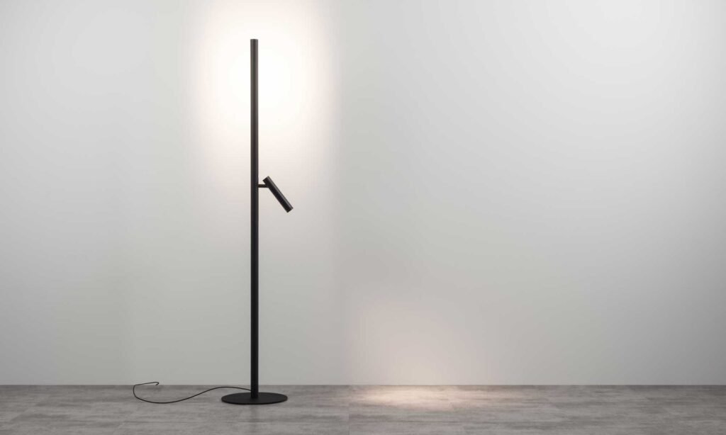 Stehleuchte BACKLIGHT+ mit Leseleuchte rechts, von CHORS®