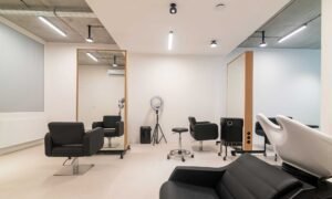 Friseur Salon, Deckenaufbaustrahler MYCO und Deckenaufbauleuchte ACCENT ON von CHORS®