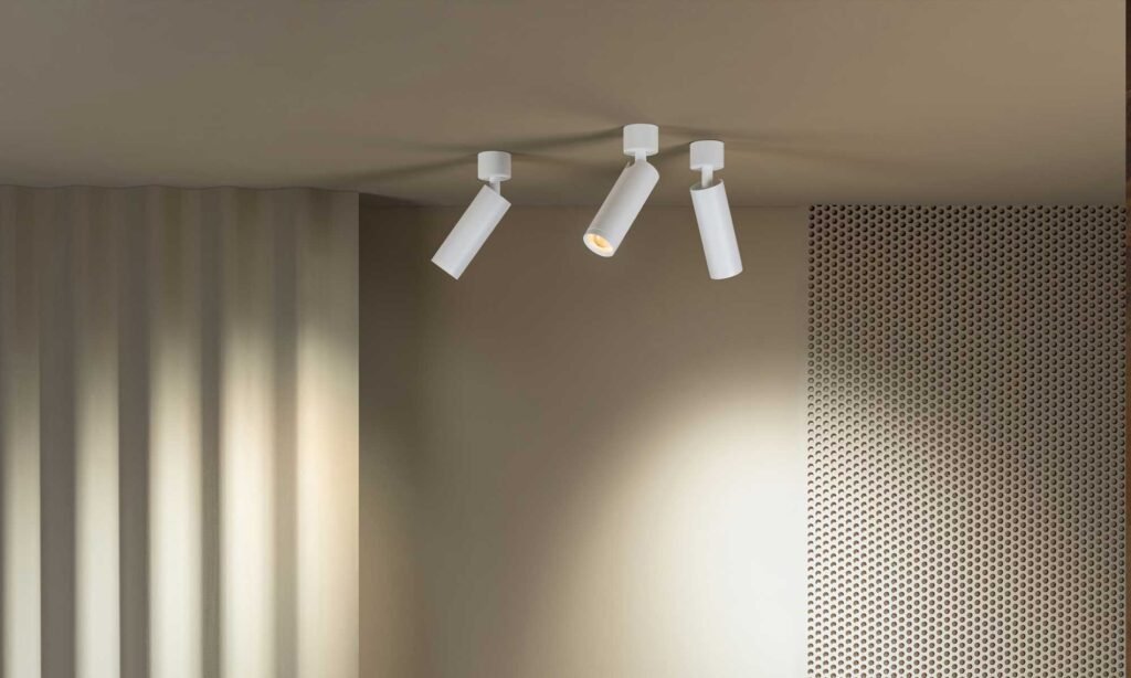 Deckenaufbaustrahler MAMAN R ON mit verstellbarer Linse, von CHORS®